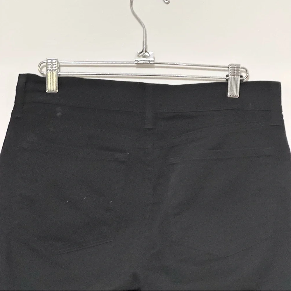 NYDJ Black Women's Bermuda Stretch Black Shorts Casual Travel‎ Inseam 10.5” Sz 2